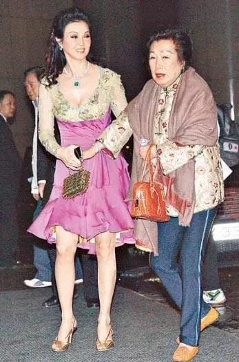 "童年婉君"近照曝光,离婚后抚育5个子女,如今已成美貌女富豪_谢玲玲
