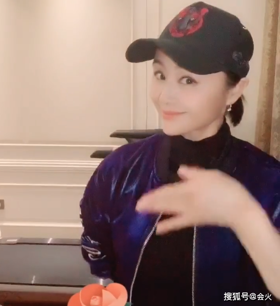 主持一姐曹颖近照曝光,皮肤细腻看不出已46岁