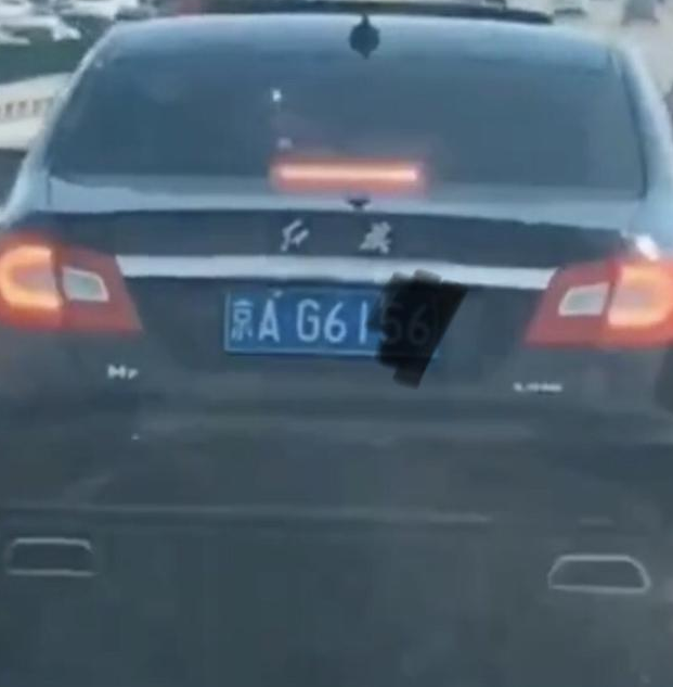 原创这辆红旗h7平平无奇,车牌也不是豹子号,但一般人根本不敢靠近