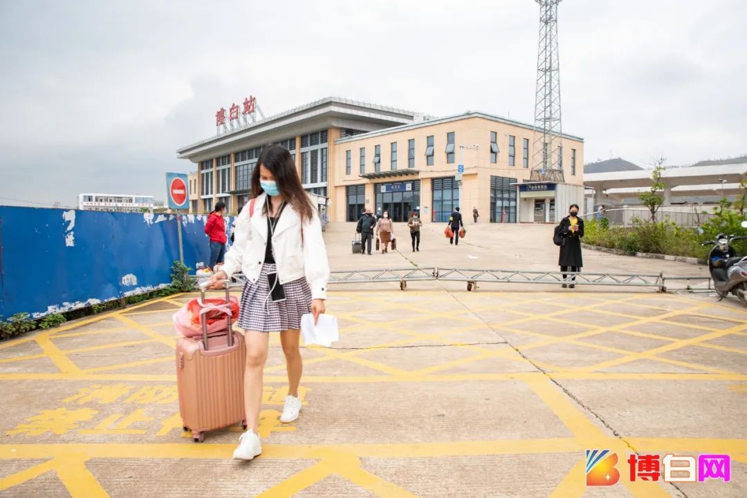 现场直击今天博白火车站正式恢复客运服务