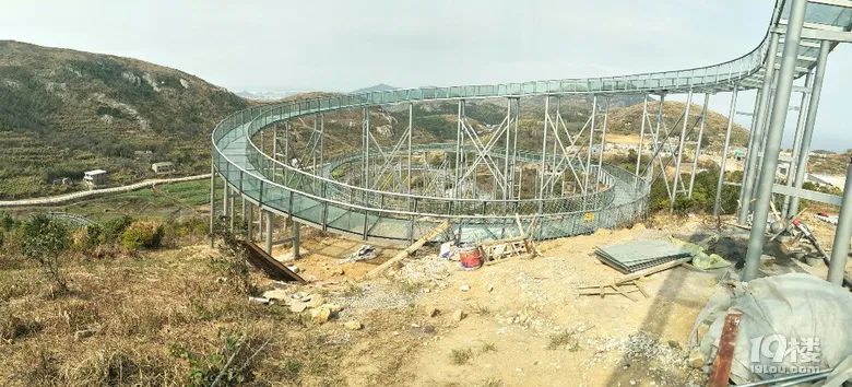 网友拍的建造中的温岭大坑沙游乐园