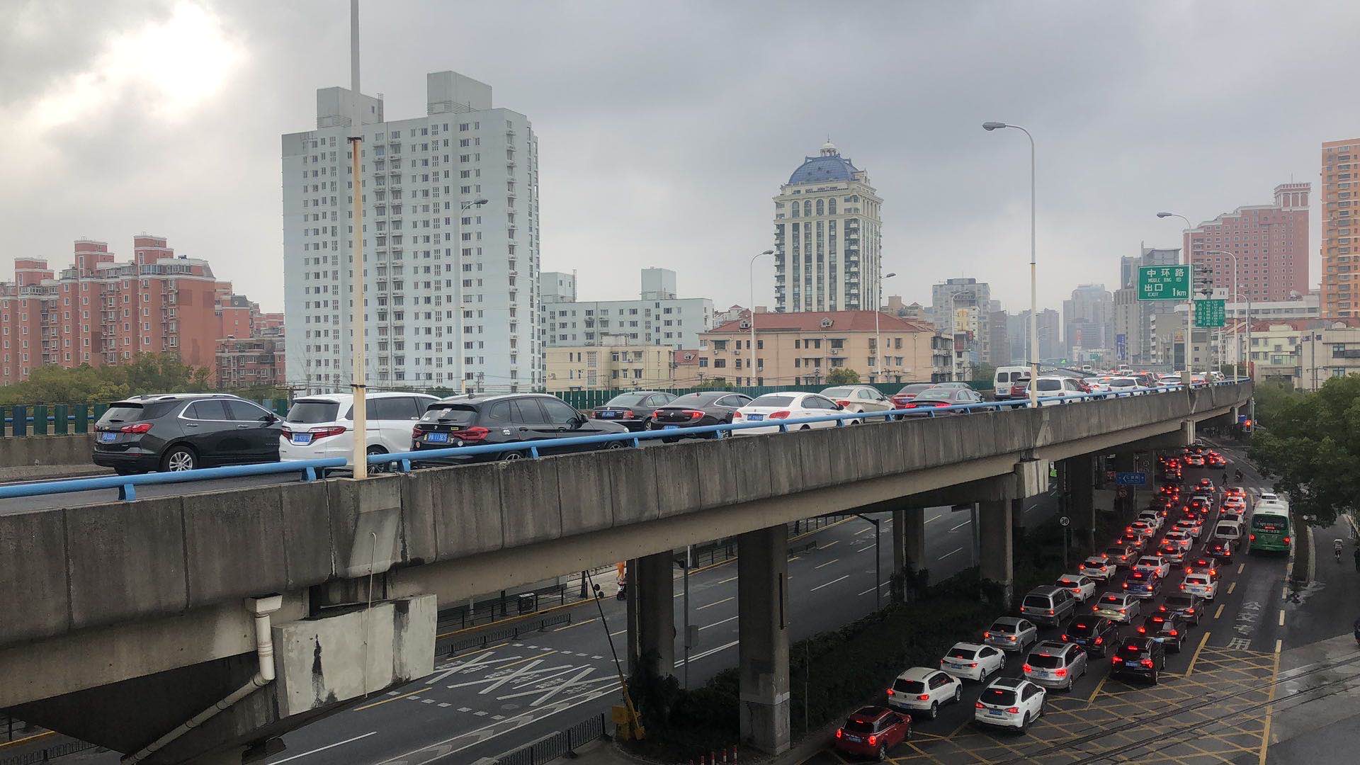 道路车流量"满血复活,上海交通早高峰车流量己接近日常周一水平