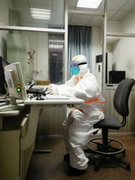 同济医院放射科技师长胡军武为确保组建工作进度和质量,他尽量把问题