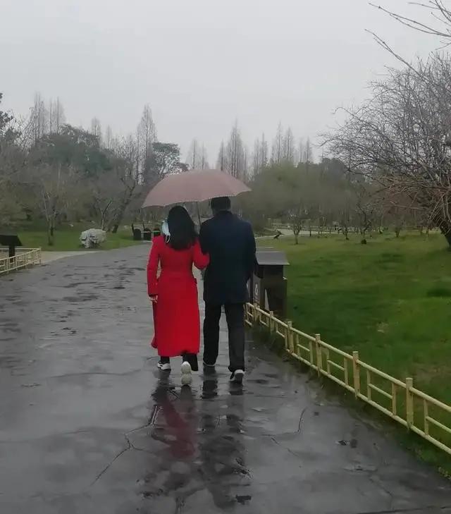 雨中情侣,成为园内靓丽的风景.