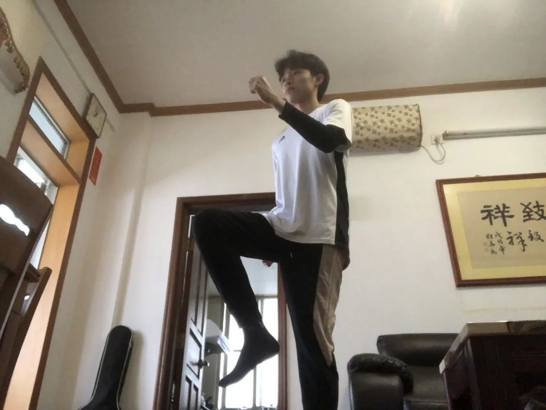 大型动作片第二弹之《什么?你也在家上体育课呢!》爆笑来袭