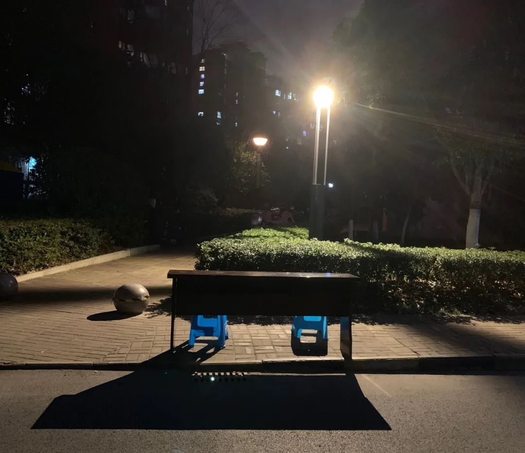 （晚上八点半的换证工作点，物业人员刚刚离去）尽管银城物业的管理给业
