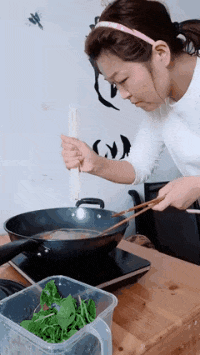 搞笑GIF：媳妇第一次煮面条，说能粘到墙上不掉说明煮熟了 _段子