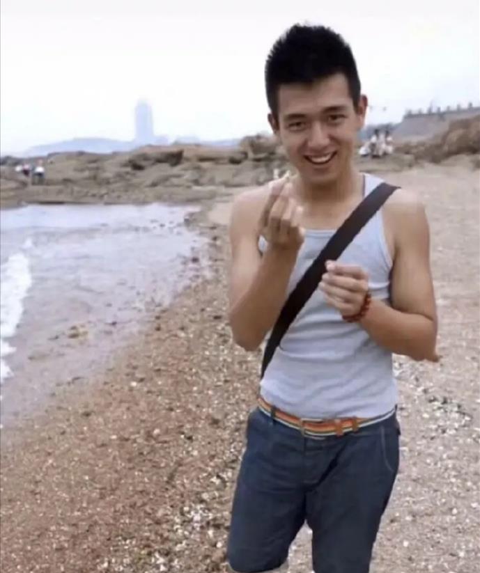 原创李现大学时期照片被曝出,穿学士服在同学中颜值高,长相没有变化