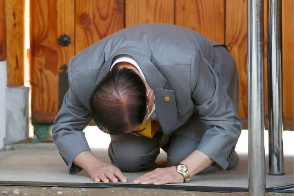 韩国新天地教主下跪露出手表,原来由朴槿惠赠送成焦点