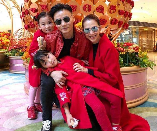 蔡少芬生日张晋送玫瑰超有爱,娘娘自曝生完第三胎后"封肚"