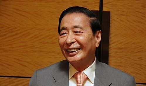 他哥哥为感激他的帮助，给她偷偷转了180亿，十