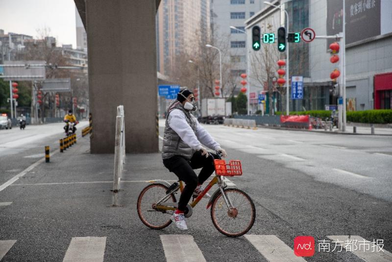 武汉疫情已从高位进入中位运行期，巡城街面是这样