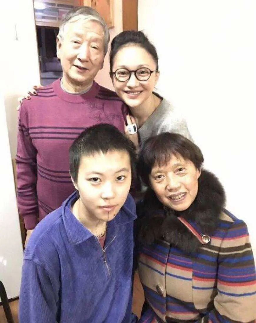 新男友丑陋还已婚？曾和周冬雨暧昧，疑和周迅