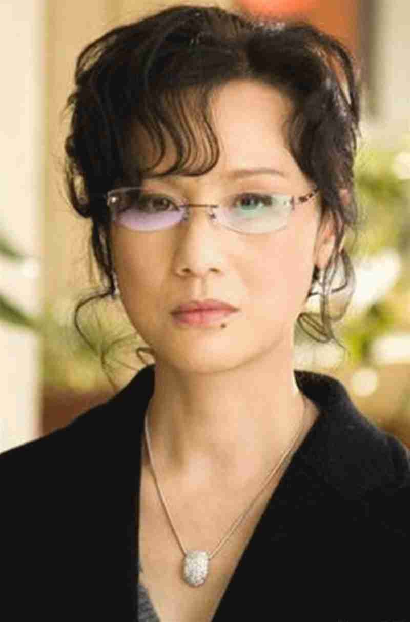 她是国家一级演员，和导演同居27年不领证，今