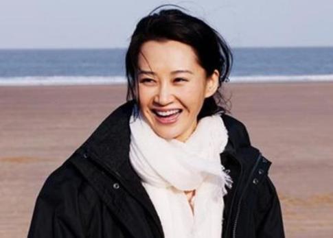 曾被王志文抛弃的她，如今51岁魅力十足，还和小