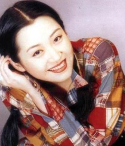 曾被王志文抛弃的她，如今51岁魅力十足，还和小