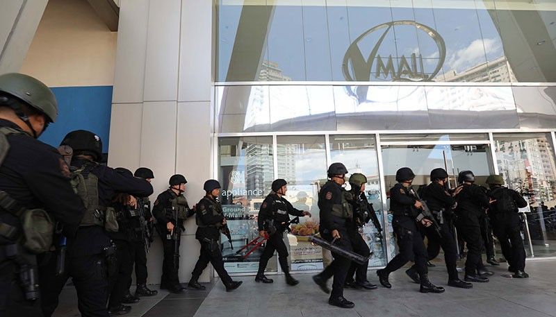 菲律宾商场人质事件化解，六名“涉腐”保安高层被劫匪“免职”