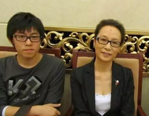 39岁产子变单身母亲，43岁为儿复出拍戏，如今