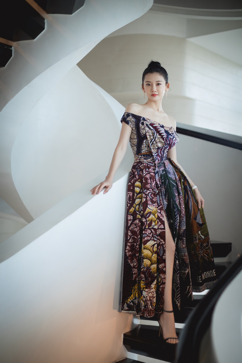 和小11岁王俊凯搭档演女一号,穿印花裙秀香肩美腿,优雅似公主_苗苗