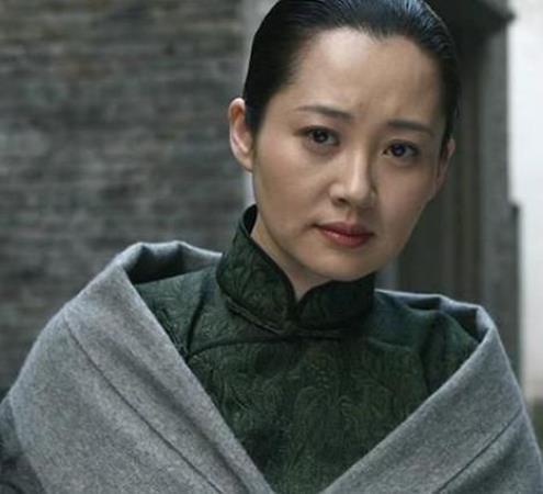 曾被王志文抛弃的她，如今51岁魅力十足，还和小
