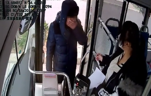 男子用卫生纸替代口罩蒙混登上公交车，关键时挺身站出一人