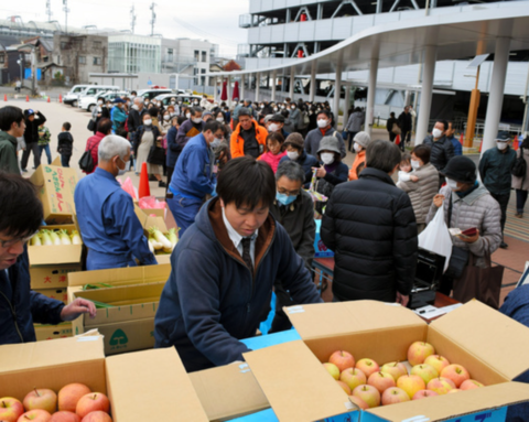 日本学校停课饭菜没人吃 大妈排队买15分钟就抢完
