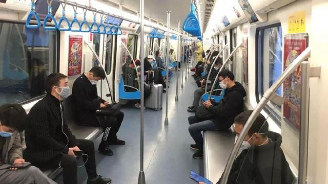 疫情期送人口罩_疫情戴口罩图片