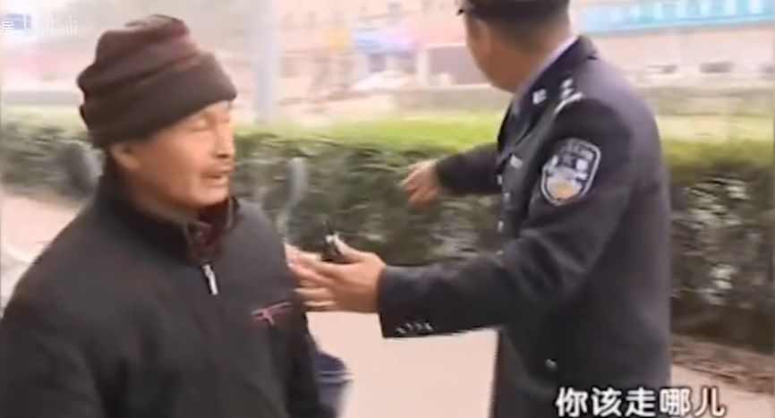 谭警官拦下来质问他——比如这位大爷,开个非机动车在机动车道上飞奔