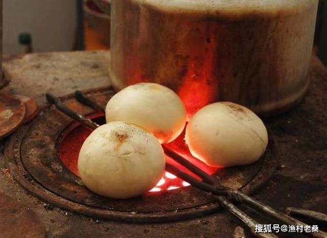 农村火炉:记忆中围着火炉烤馒头
