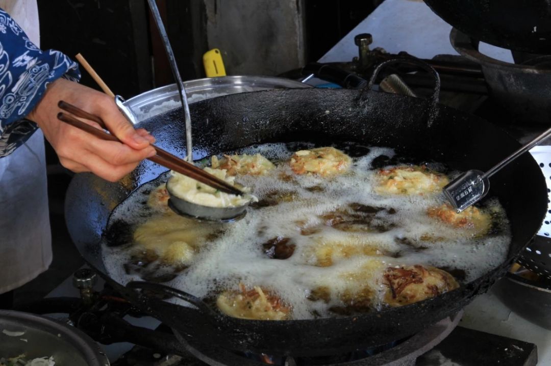 而苏州的春饼却是萝卜丝饼,以甘甜的白萝卜丝做成饼,圆圆如金元,香酥