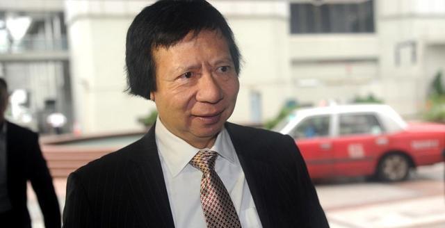 他哥哥为感激他的帮助，给她偷偷转了180亿，十