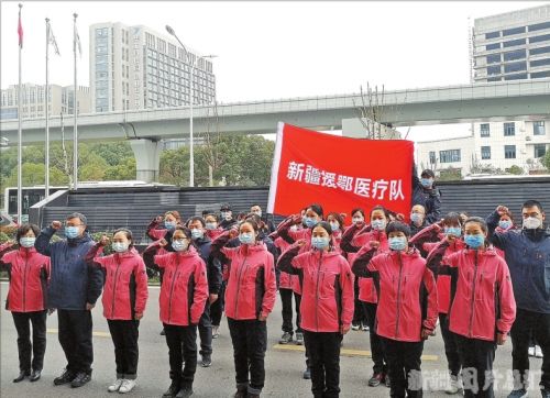 下午,奋战在武汉战"疫"前线的新疆第一批支援湖北医疗队队员夏英,霍飞