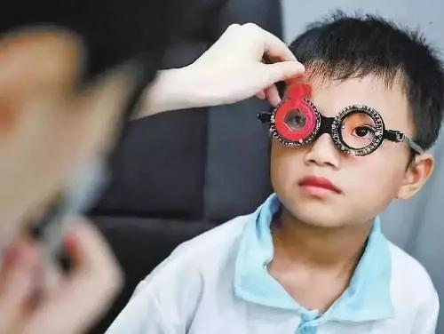 男童使用早教机2年 5岁时眼睛已近视1000度 孩子视力要如何保护