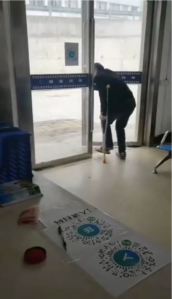 桂林受伤男子放下爱心捐款就走 ：“国家有难，