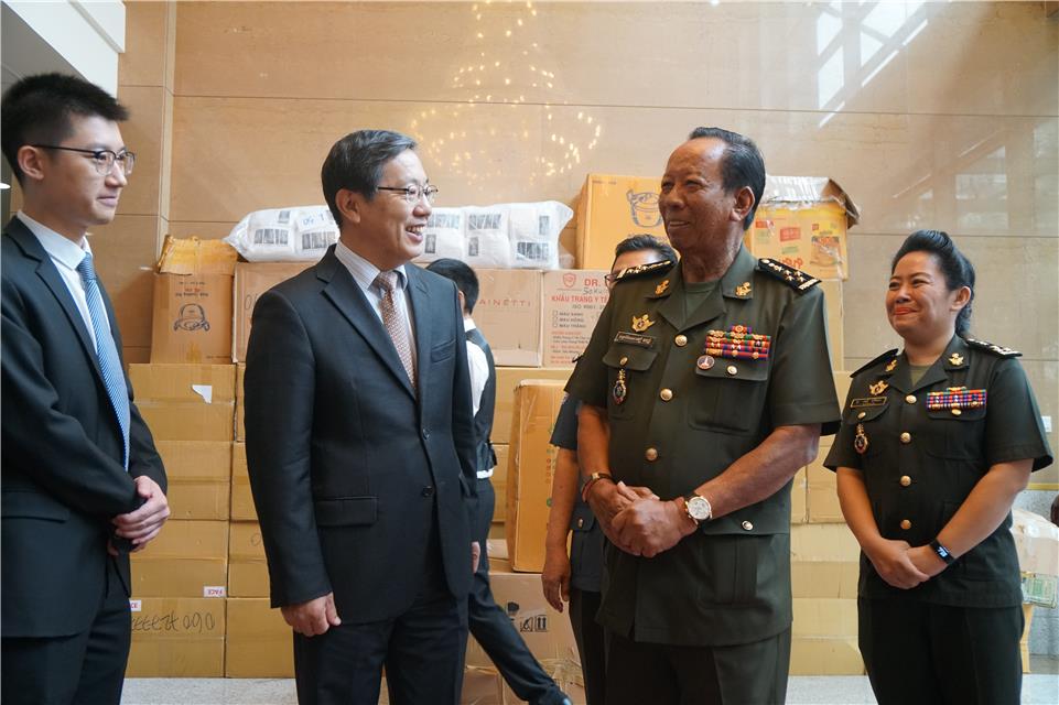柬埔寨再次向中国捐赠抗疫物资