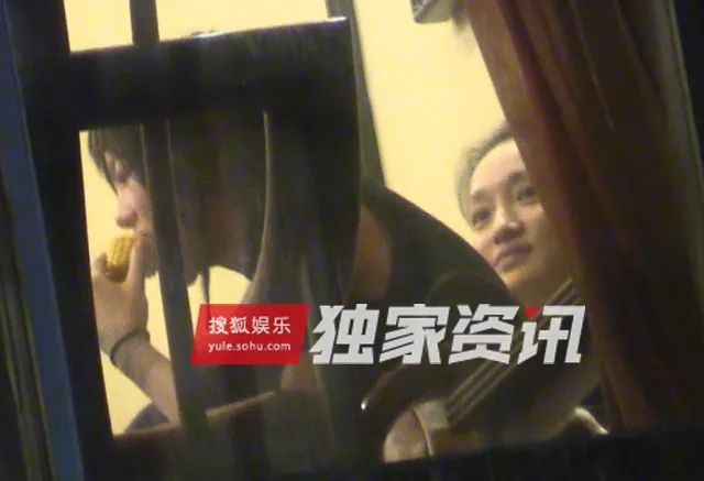 新男友丑陋还已婚？曾和周冬雨暧昧，疑和周迅