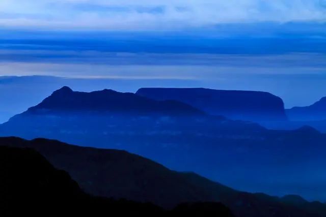 平顶的大瓦山和尖顶的帽壳山