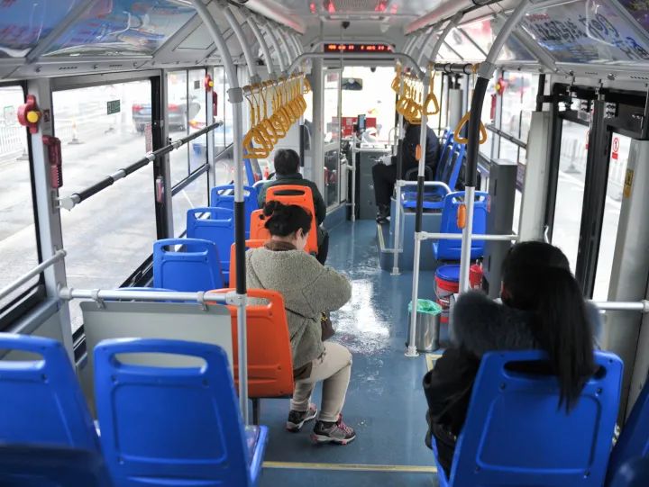 实名制,测体温,不能并排坐……德州教科书式乘坐公交车,硬核!