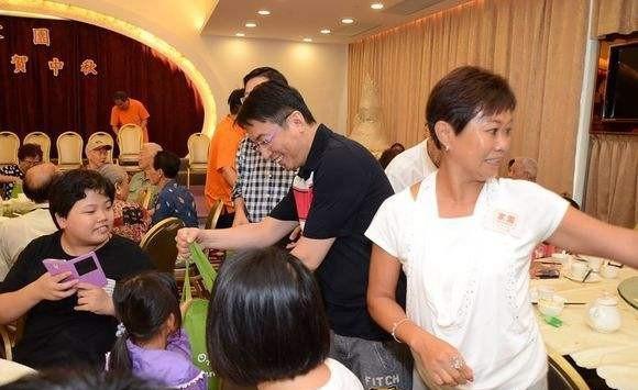 他哥哥为感激他的帮助，给她偷偷转了180亿，十