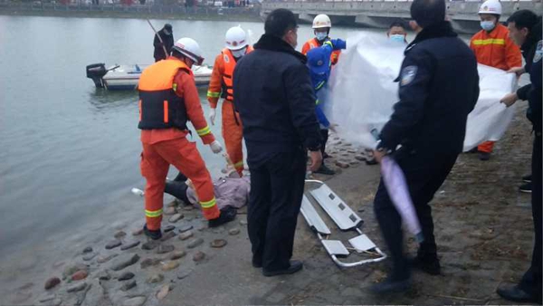 花季少女被发现溺亡8米深河救援队雨天打捞心痛不已