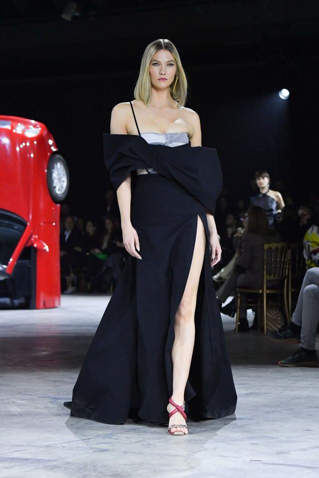 美国超模卡莉·克劳斯黑色长裙巴黎参加时装周走秀