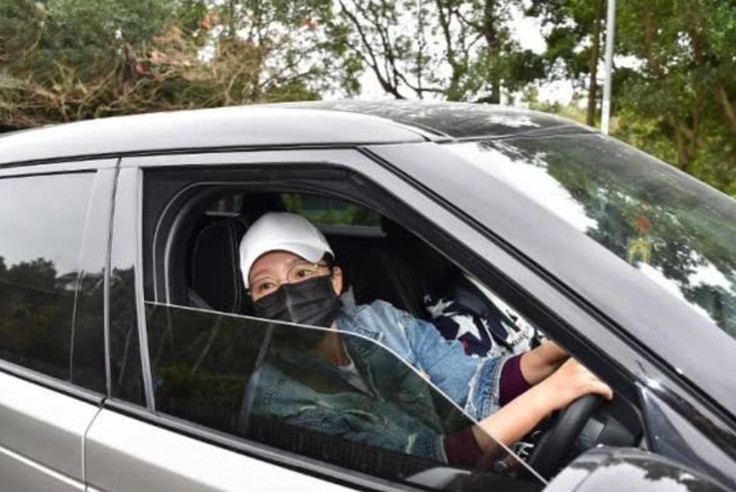 童年女神罕见露面晒孕肚！嫩男老公情史糜烂臭