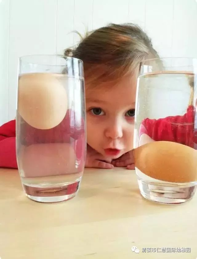 梦境解析，梦见别人在水里吃鸡蛋并把蛋黄吐入水中