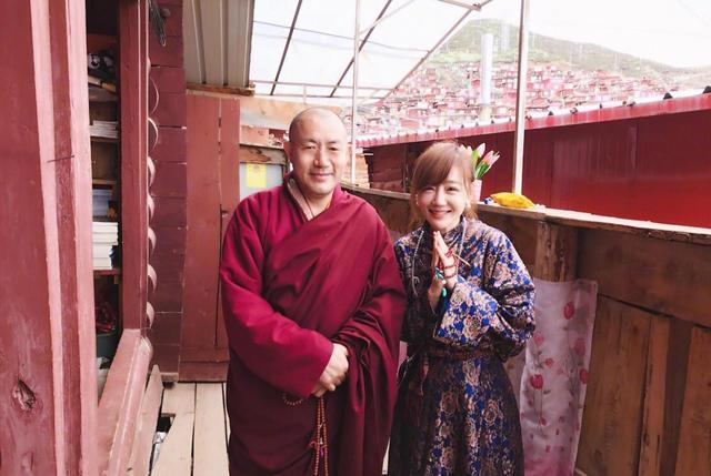 薛佳凝聚会后牵神秘男热聊，神态举止非常亲密