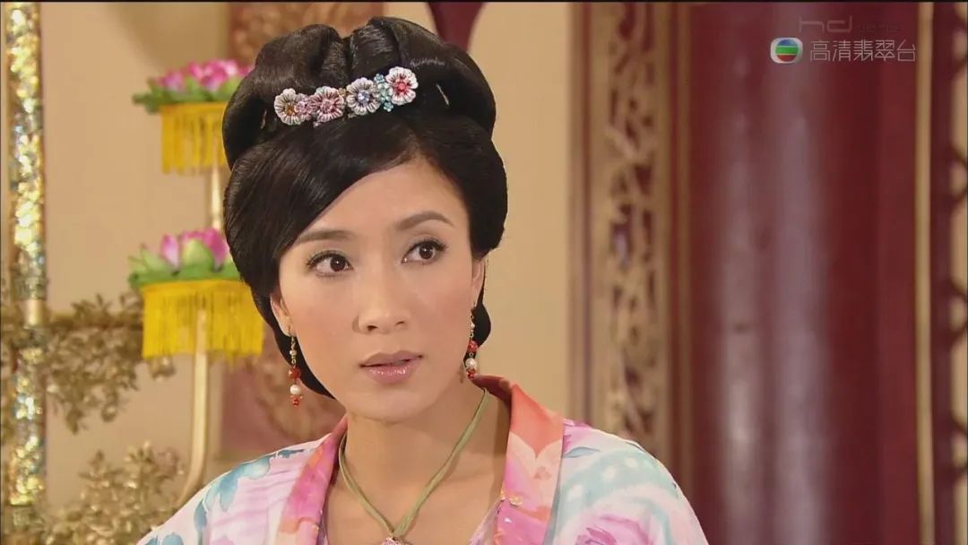 童年女神罕见露面晒孕肚！嫩男老公情史糜烂臭