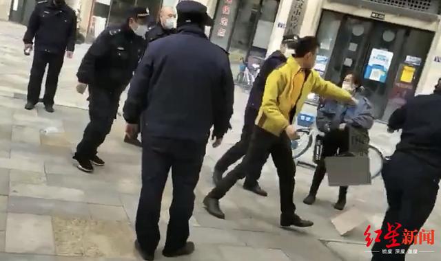 武汉城管围殴配菜员，官方回应视频真实