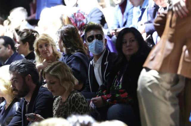 官员戴口罩开会被嘲笑，当即摘掉怒斥同僚：我