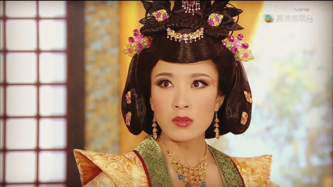 童年女神罕见露面晒孕肚！嫩男老公情史糜烂臭