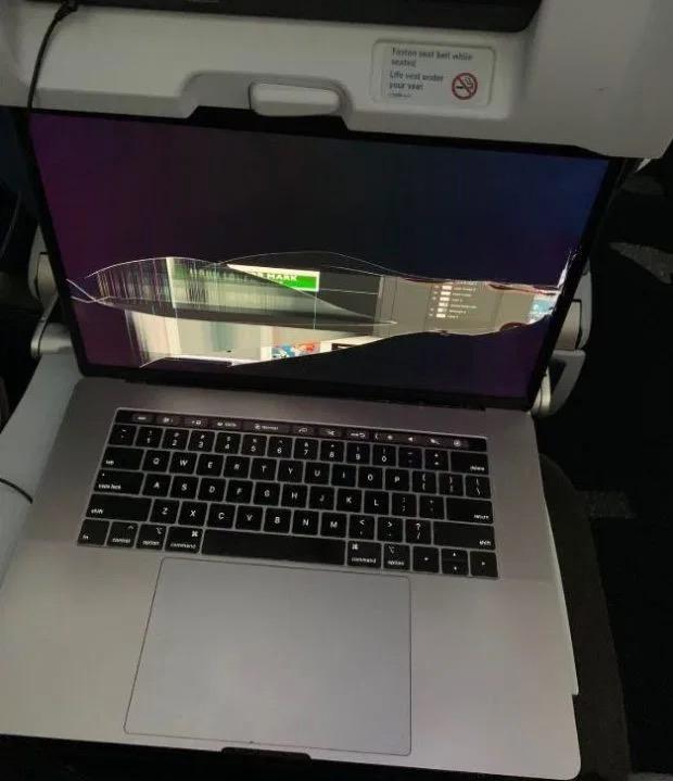 前排乘客突然调低座椅，后面乘客电脑屏幕碎裂，航空公司拒绝赔偿