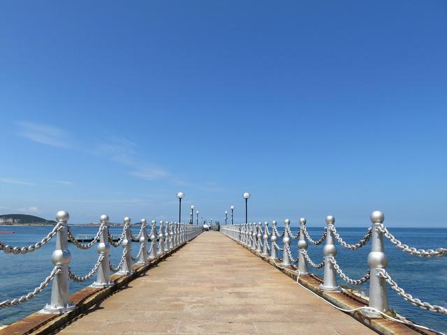 青岛栈桥是青岛海滨风景区的景点之一,全长440米,宽8米